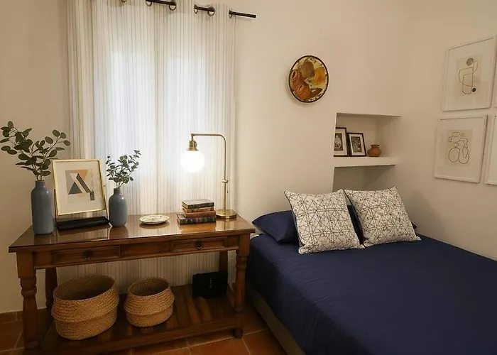 Picturesque Paros White House With Balcony Views 度假居